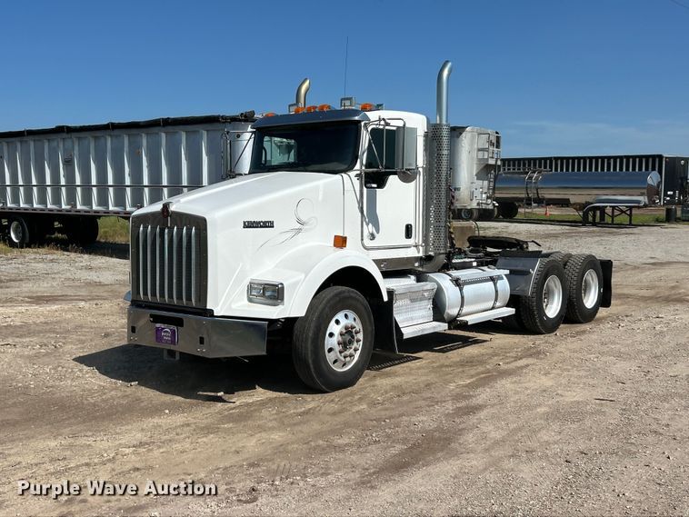 image for item FC2843 2015 Kenworth T800 semi truck