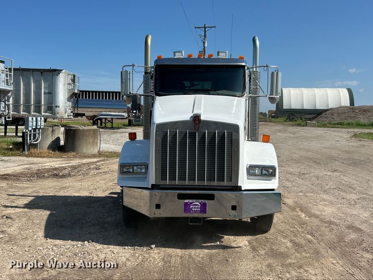 image for item FC2843 2015 Kenworth T800 semi truck