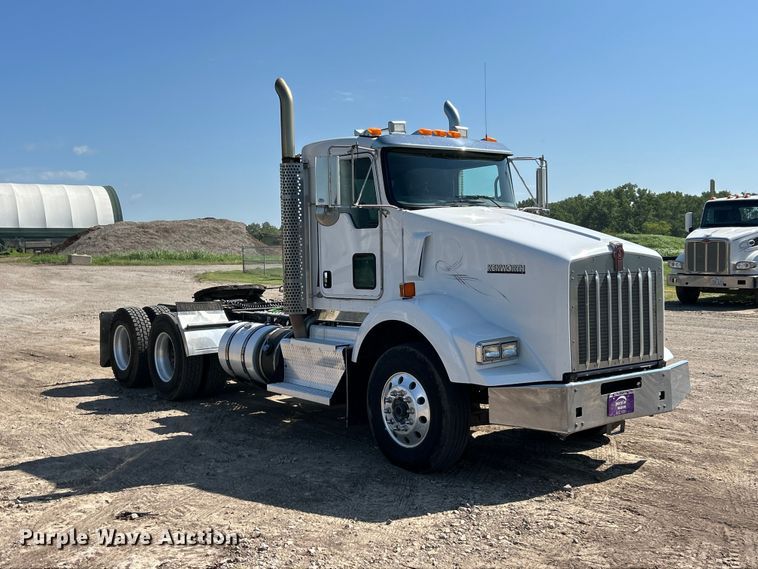 image for item FC2843 2015 Kenworth T800 semi truck