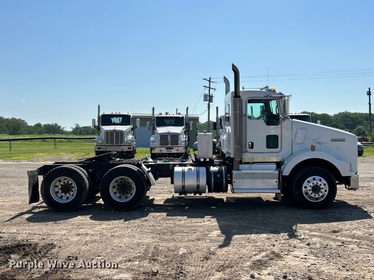 image for item FC2843 2015 Kenworth T800 semi truck