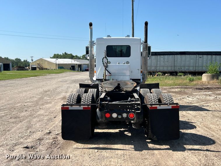 image for item FC2843 2015 Kenworth T800 semi truck