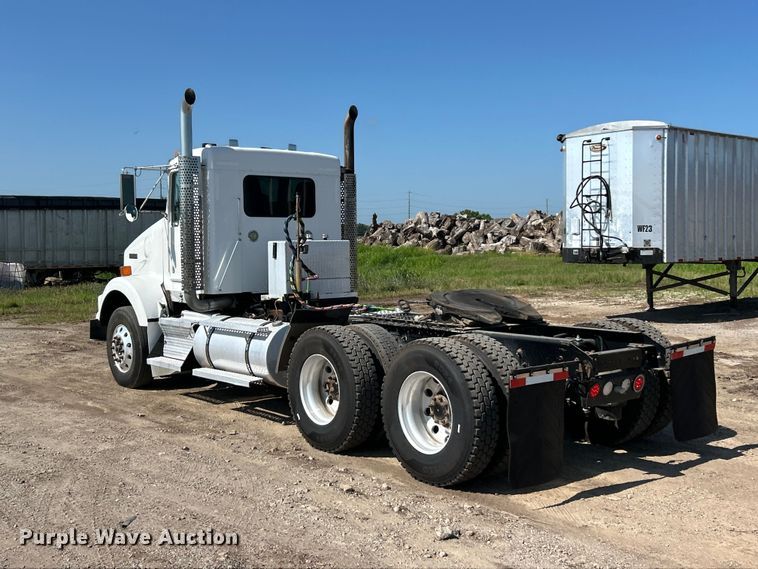 image for item FC2843 2015 Kenworth T800 semi truck