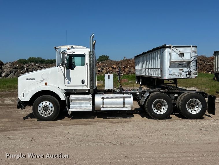 image for item FC2843 2015 Kenworth T800 semi truck