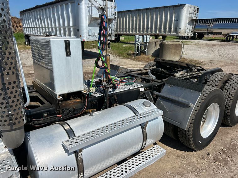 image for item FC2843 2015 Kenworth T800 semi truck