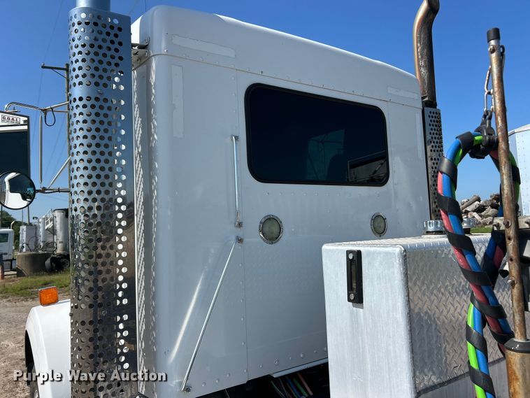 image for item FC2843 2015 Kenworth T800 semi truck