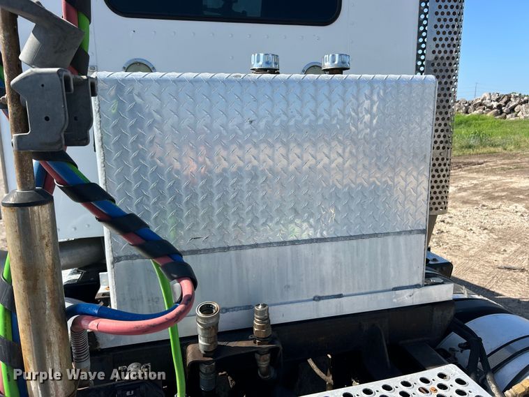 image for item FC2843 2015 Kenworth T800 semi truck