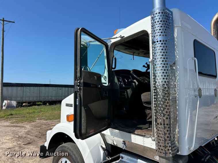 image for item FC2843 2015 Kenworth T800 semi truck
