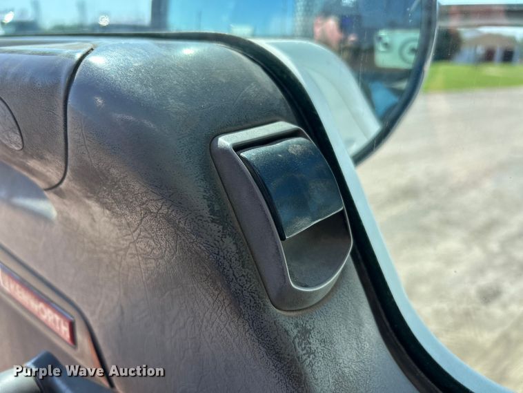 image for item FC2843 2015 Kenworth T800 semi truck
