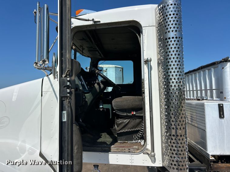 image for item FC2843 2015 Kenworth T800 semi truck