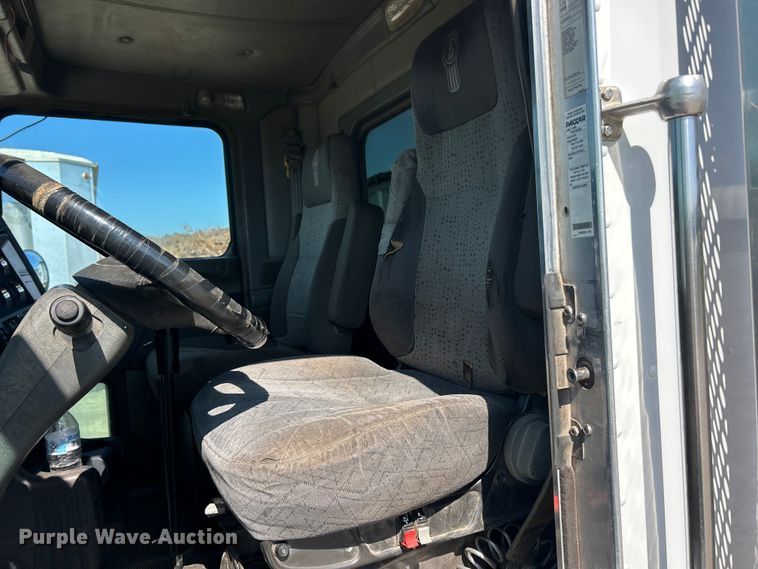 image for item FC2843 2015 Kenworth T800 semi truck