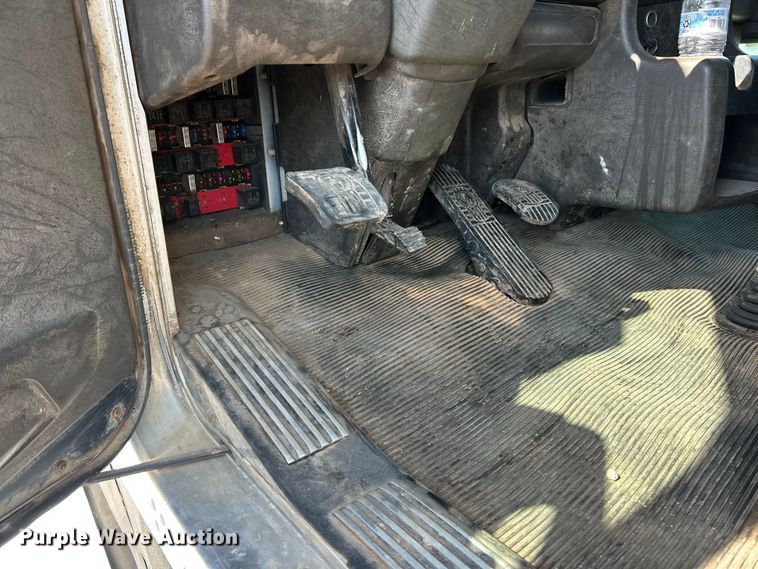 image for item FC2843 2015 Kenworth T800 semi truck