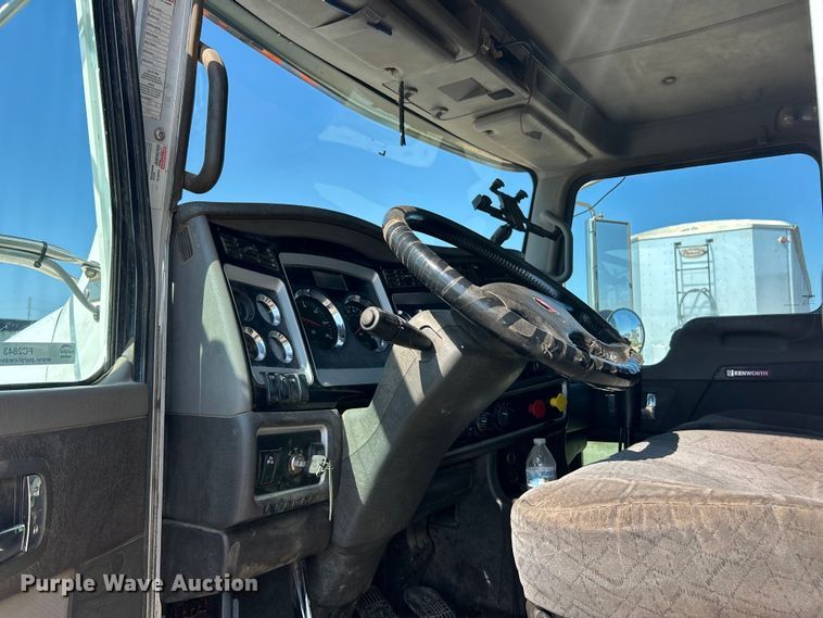 image for item FC2843 2015 Kenworth T800 semi truck