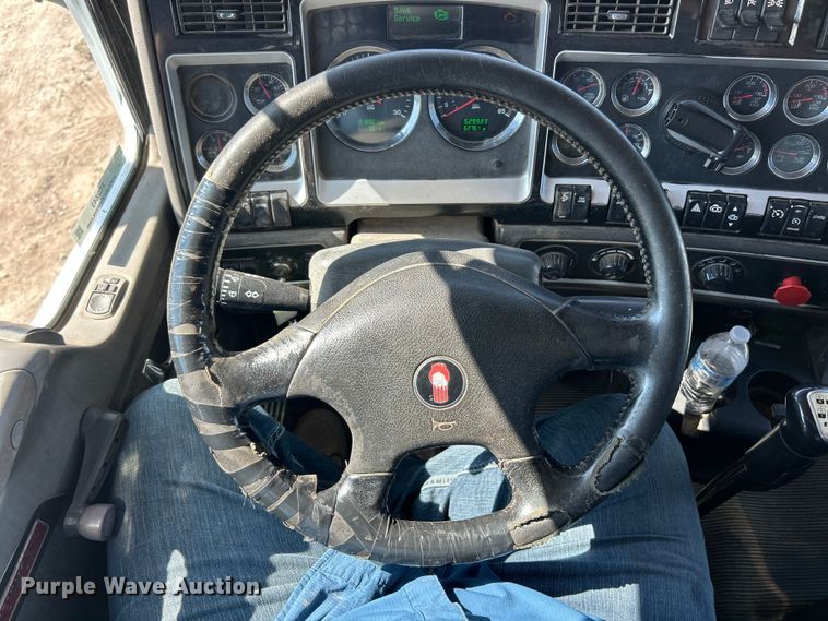 image for item FC2843 2015 Kenworth T800 semi truck
