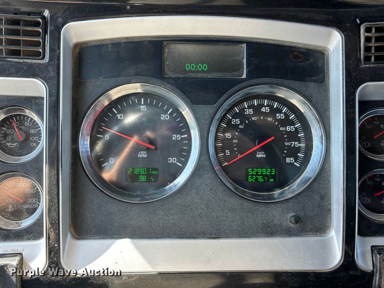 image for item FC2843 2015 Kenworth T800 semi truck