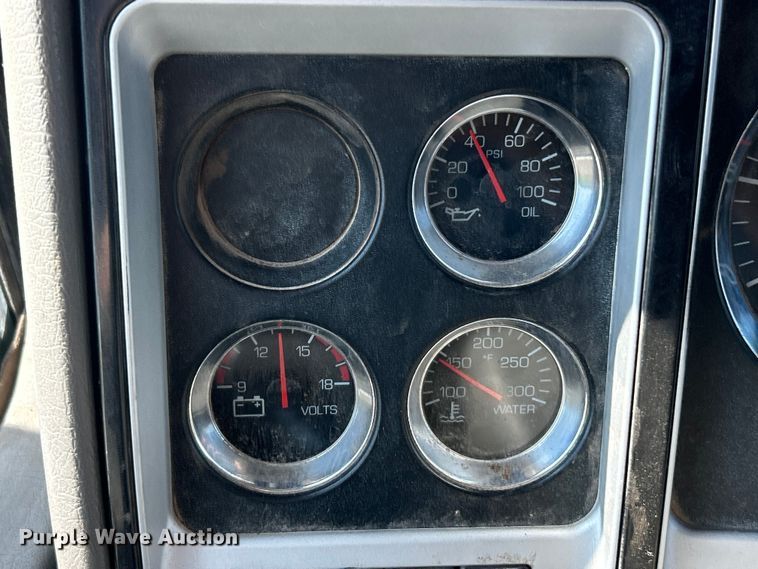 image for item FC2843 2015 Kenworth T800 semi truck