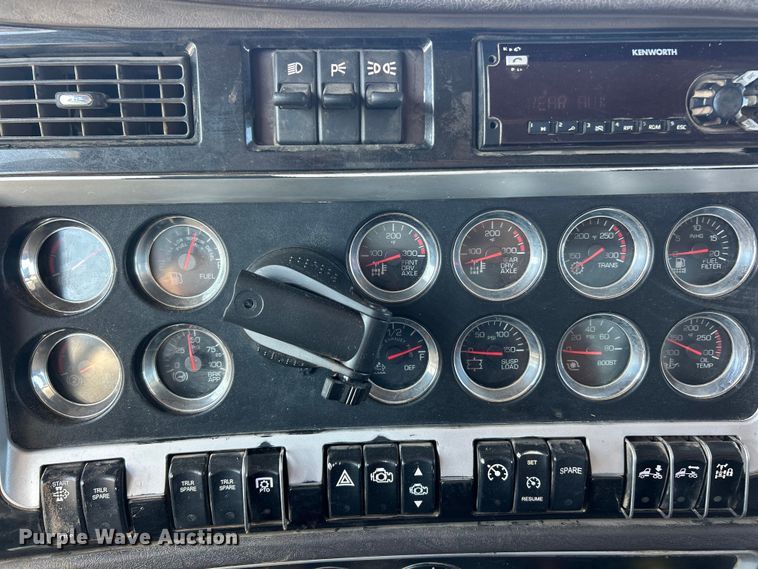 image for item FC2843 2015 Kenworth T800 semi truck