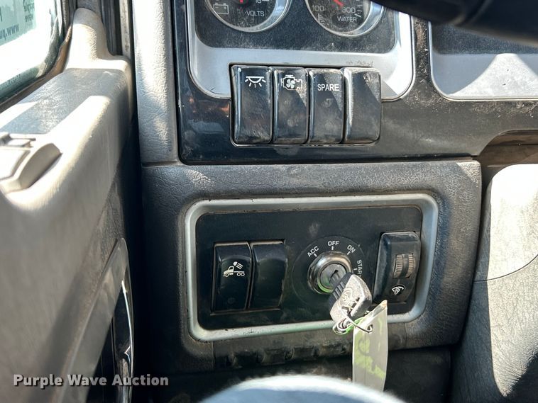 image for item FC2843 2015 Kenworth T800 semi truck
