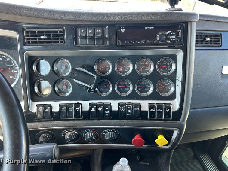 image for item FC2843 2015 Kenworth T800 semi truck