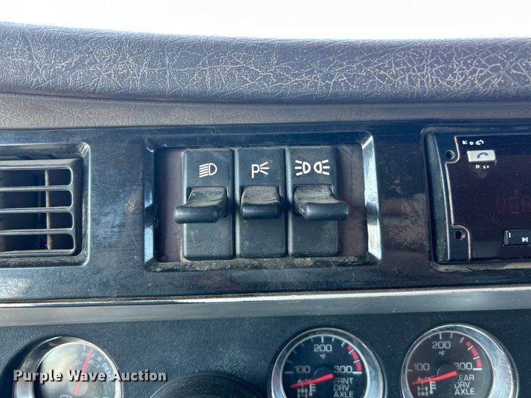 image for item FC2843 2015 Kenworth T800 semi truck