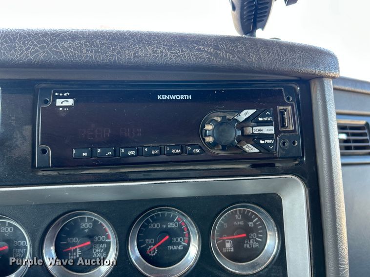 image for item FC2843 2015 Kenworth T800 semi truck
