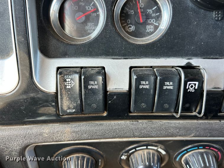 image for item FC2843 2015 Kenworth T800 semi truck