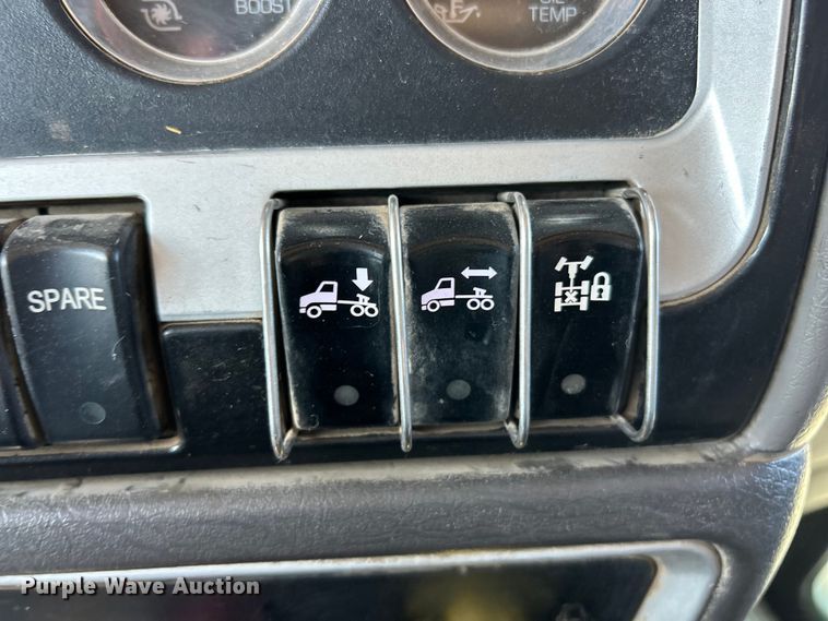 image for item FC2843 2015 Kenworth T800 semi truck