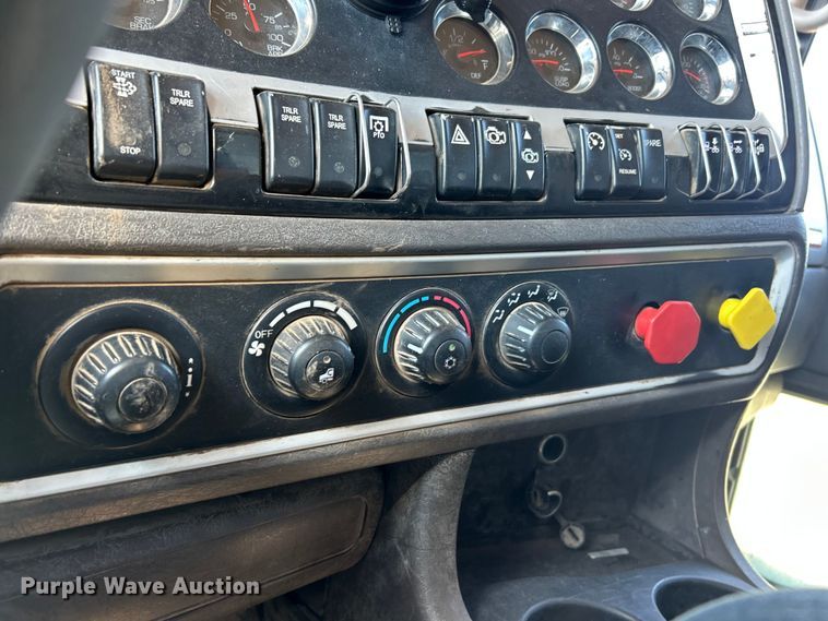 image for item FC2843 2015 Kenworth T800 semi truck