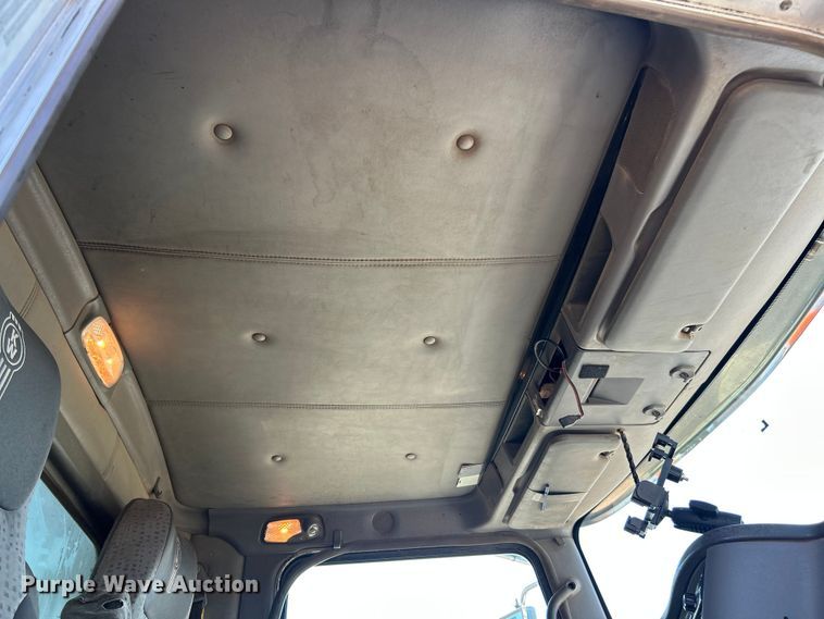 image for item FC2843 2015 Kenworth T800 semi truck
