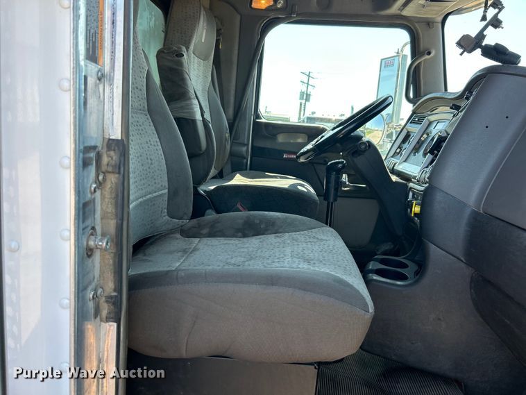 image for item FC2843 2015 Kenworth T800 semi truck