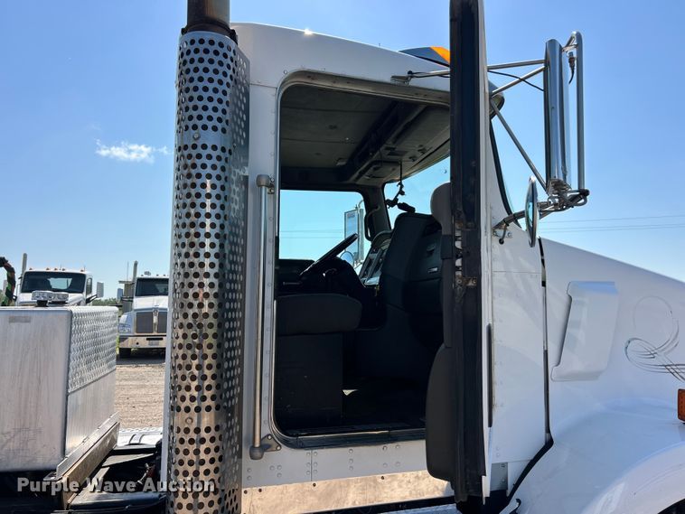 image for item FC2843 2015 Kenworth T800 semi truck
