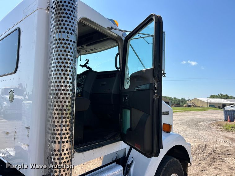 image for item FC2843 2015 Kenworth T800 semi truck