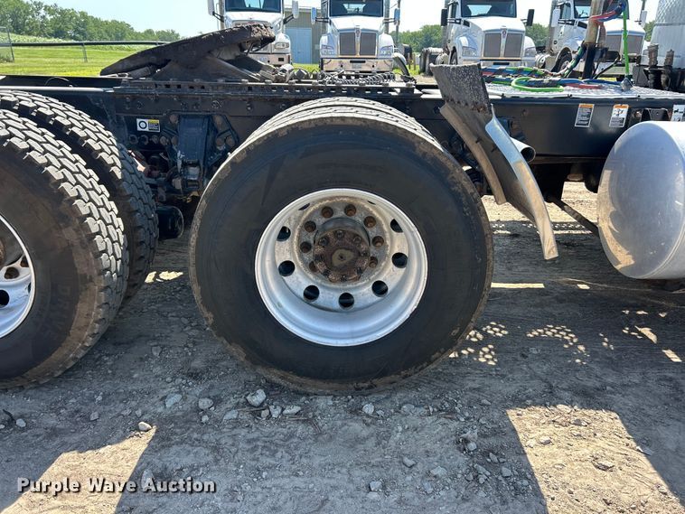image for item FC2843 2015 Kenworth T800 semi truck