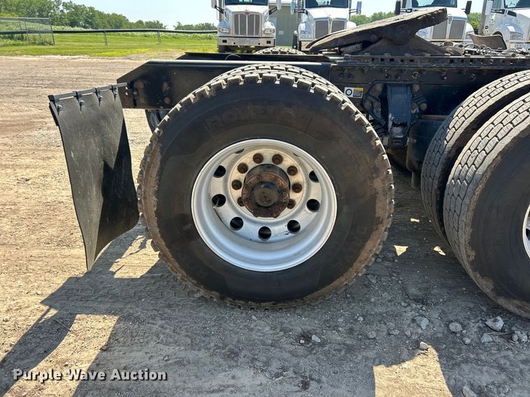 image for item FC2843 2015 Kenworth T800 semi truck