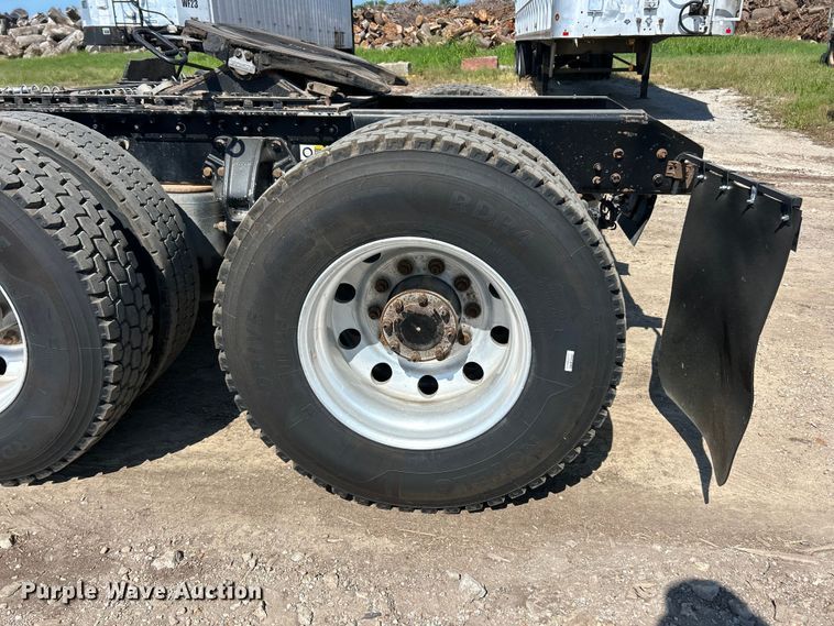 image for item FC2843 2015 Kenworth T800 semi truck