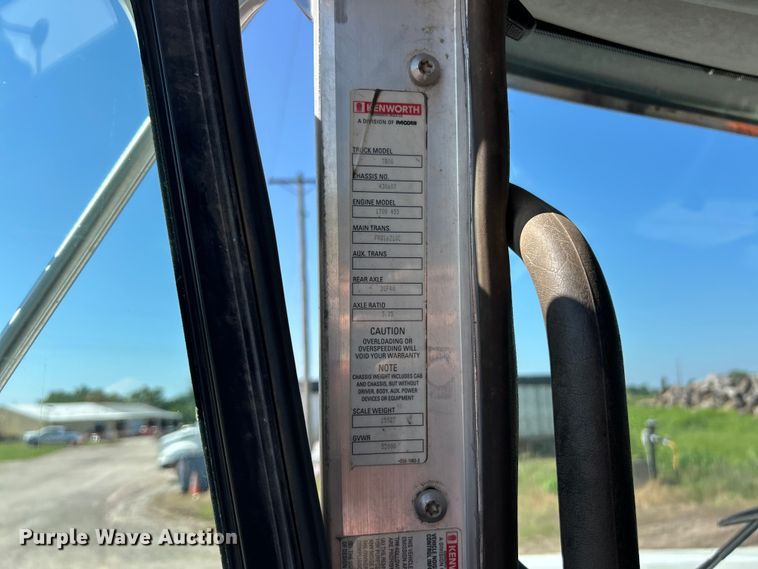 image for item FC2843 2015 Kenworth T800 semi truck