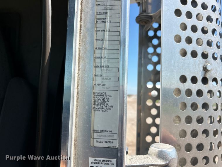 image for item FC2843 2015 Kenworth T800 semi truck