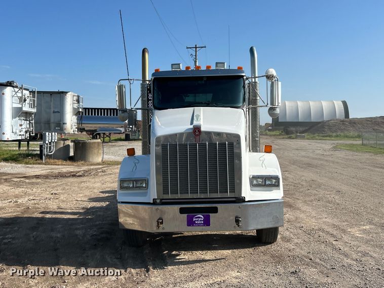 image for item FC2844 2014 Kenworth T800 semi truck
