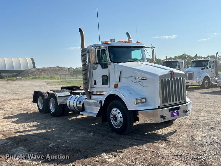 image for item FC2844 2014 Kenworth T800 semi truck