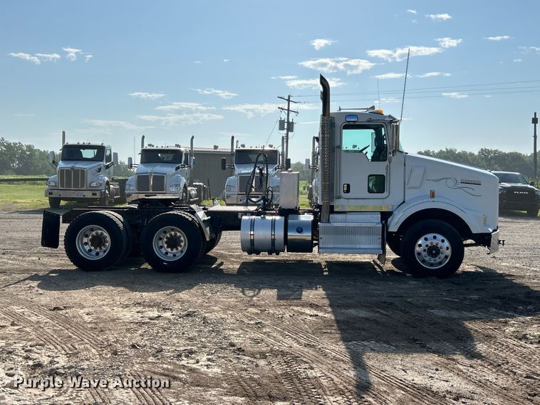 image for item FC2844 2014 Kenworth T800 semi truck