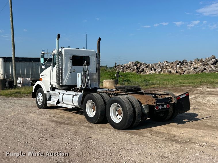 image for item FC2844 2014 Kenworth T800 semi truck