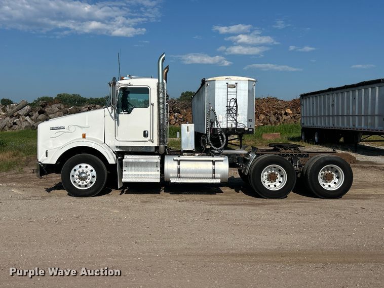 image for item FC2844 2014 Kenworth T800 semi truck