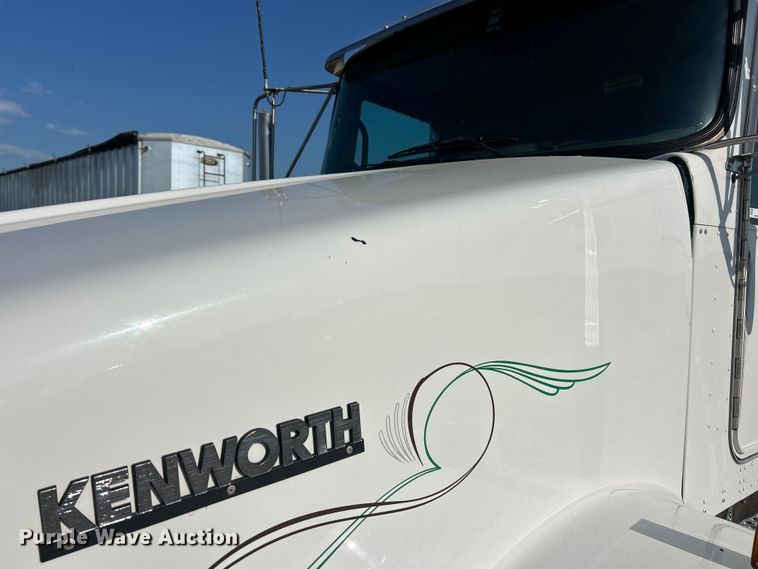 image for item FC2844 2014 Kenworth T800 semi truck