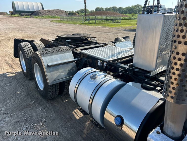 image for item FC2844 2014 Kenworth T800 semi truck