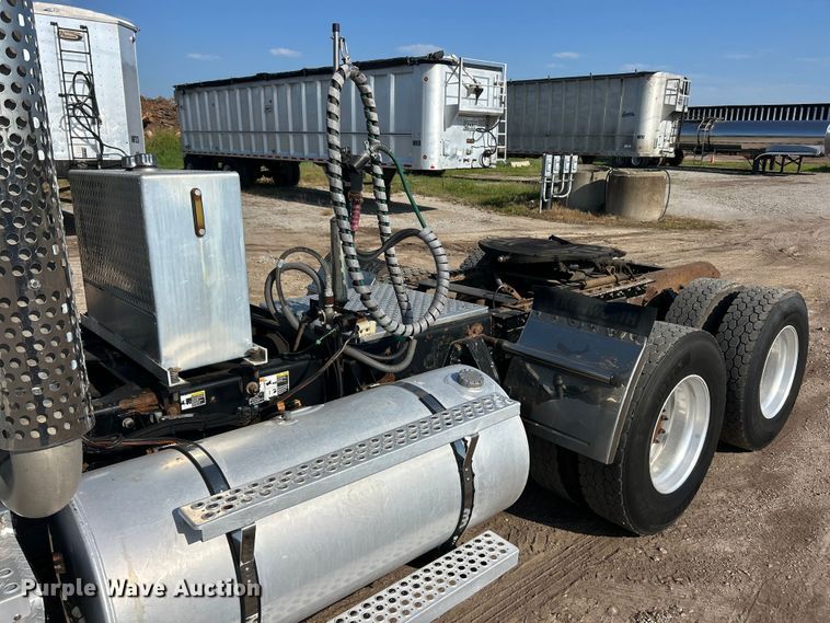 image for item FC2844 2014 Kenworth T800 semi truck