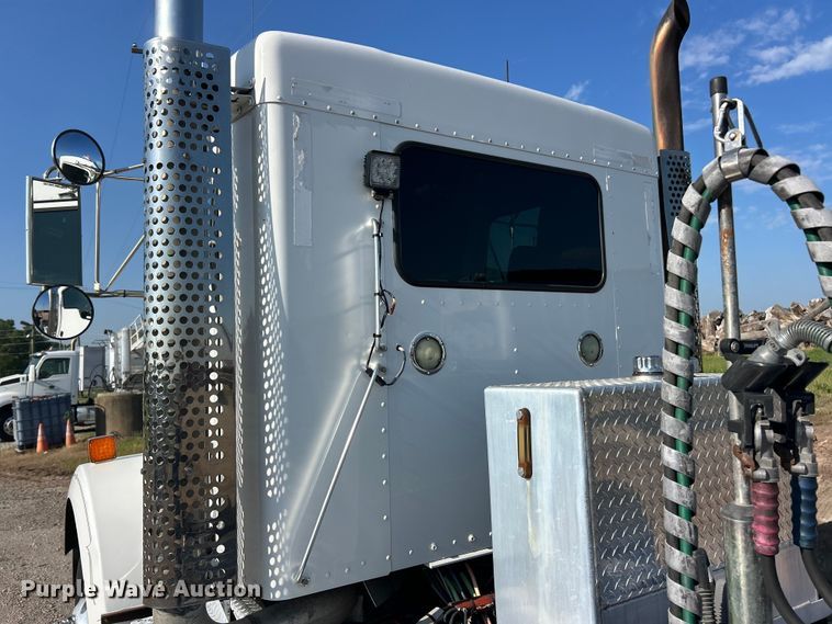 image for item FC2844 2014 Kenworth T800 semi truck