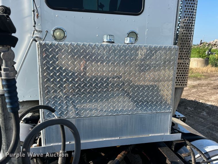 image for item FC2844 2014 Kenworth T800 semi truck