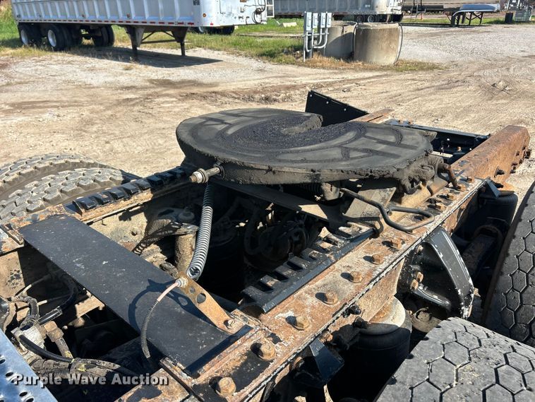 image for item FC2844 2014 Kenworth T800 semi truck