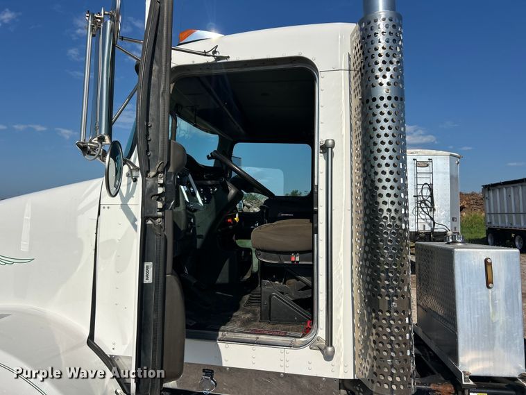 image for item FC2844 2014 Kenworth T800 semi truck