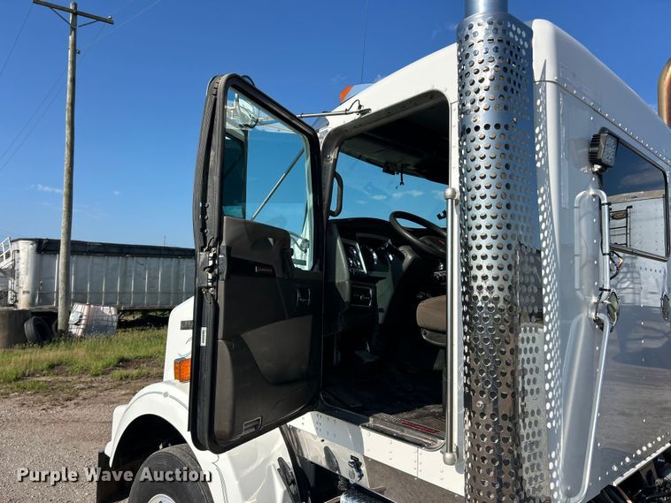 image for item FC2844 2014 Kenworth T800 semi truck