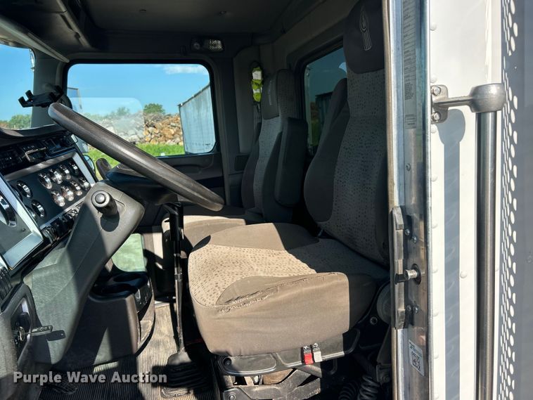 image for item FC2844 2014 Kenworth T800 semi truck